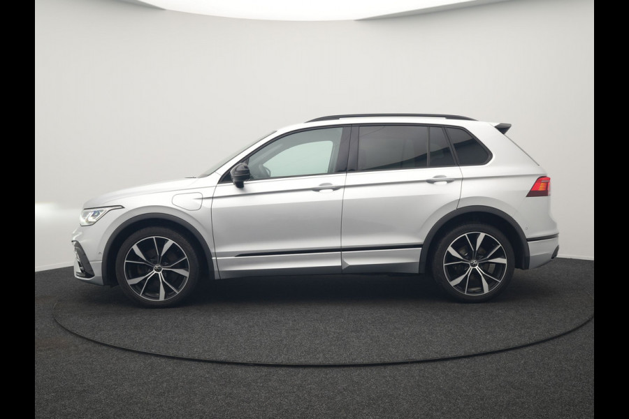Volkswagen Tiguan 1.4 TSI eHybrid R-Line PHEV 245pk Dealer O.H | Trekhaak Af Fabriek | Adaptive Cruise | IQ Light | Adaptive Onderstel | Camera | Alcantara Sportstoelen & Stuur Verwarmd | Blis | Keyless | Sfeerverlichting | Virtual | Navigatie | DAB | 20"L.M | Plug In Hybrid |