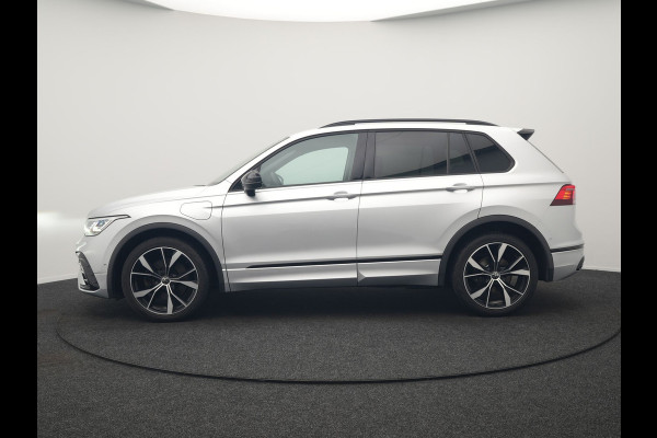 Volkswagen Tiguan 1.4 TSI eHybrid R-Line PHEV 245pk Dealer O.H | Trekhaak Af Fabriek | Adaptive Cruise | IQ Light | Adaptive Onderstel | Camera | Alcantara Sportstoelen & Stuur Verwarmd | Blis | Keyless | Sfeerverlichting | Virtual | Navigatie | DAB | 20"L.M | Plug In Hybrid |