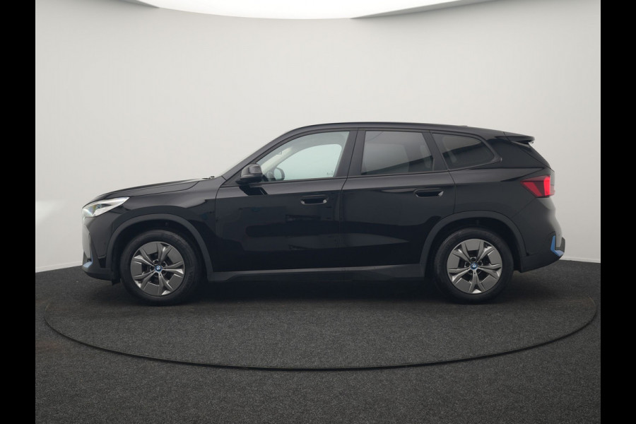 BMW iX1 xDrive30 67 kWh 313pk Dealer O.H. | Adaptief M Onderstel | Camera | Cruise Control | Stoelverwarming | Widescreen Navi | Park Assist | Apple Carplay | Navigatie | DAB | Standkachel |