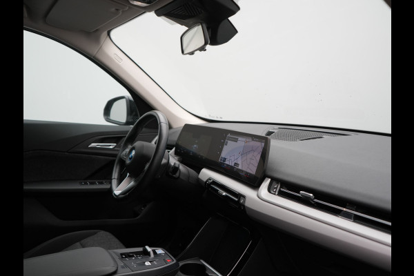 BMW iX1 xDrive30 67 kWh 313pk Dealer O.H. | Adaptief M Onderstel | Camera | Cruise Control | Stoelverwarming | Widescreen Navi | Park Assist | Apple Carplay | Navigatie | DAB | Standkachel |