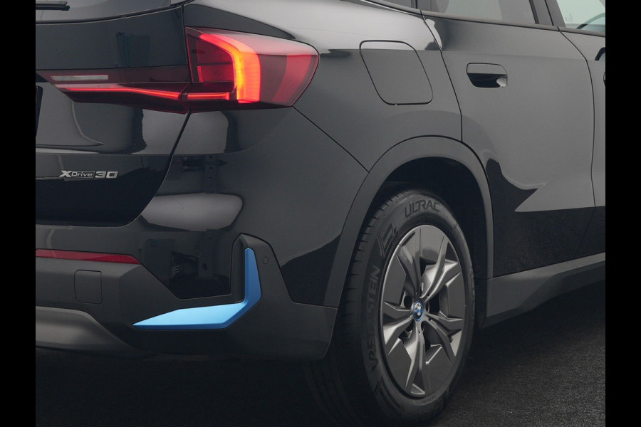 BMW iX1 xDrive30 67 kWh 313pk Dealer O.H. | Adaptief M Onderstel | Camera | Cruise Control | Stoelverwarming | Widescreen Navi | Park Assist | Apple Carplay | Navigatie | DAB | Standkachel |