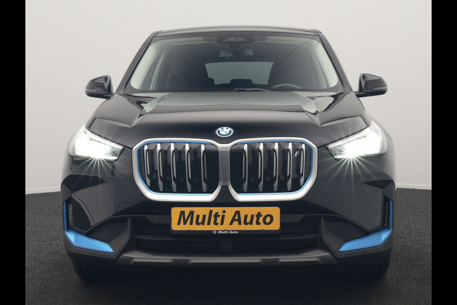 BMW iX1 xDrive30 67 kWh 313pk Dealer O.H. | Adaptief M Onderstel | Camera | Cruise Control | Stoelverwarming | Widescreen Navi | Park Assist | Apple Carplay | Navigatie | DAB | Standkachel |