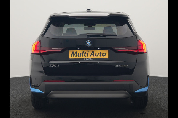 BMW iX1 xDrive30 67 kWh 313pk Dealer O.H. | Adaptief M Onderstel | Camera | Cruise Control | Stoelverwarming | Widescreen Navi | Park Assist | Apple Carplay | Navigatie | DAB | Standkachel |
