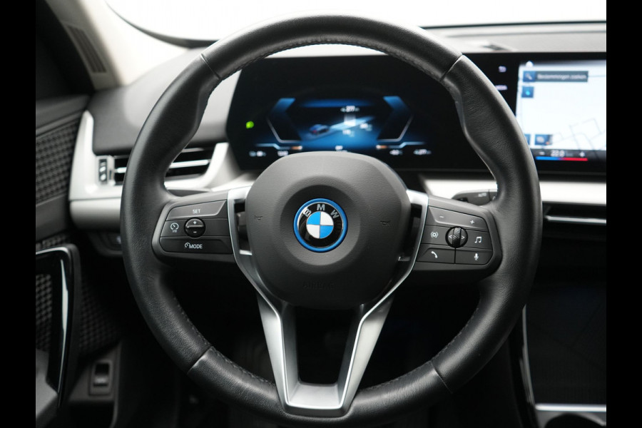 BMW iX1 xDrive30 67 kWh 313pk Dealer O.H. | Adaptief M Onderstel | Camera | Cruise Control | Stoelverwarming | Widescreen Navi | Park Assist | Apple Carplay | Navigatie | DAB | Standkachel |