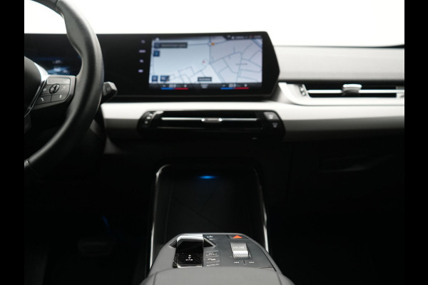 BMW iX1 xDrive30 67 kWh 313pk Dealer O.H. | Adaptief M Onderstel | Camera | Cruise Control | Stoelverwarming | Widescreen Navi | Park Assist | Apple Carplay | Navigatie | DAB | Standkachel |