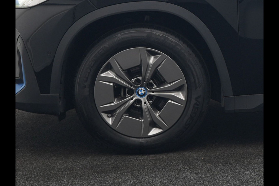 BMW iX1 xDrive30 67 kWh 313pk Dealer O.H. | Adaptief M Onderstel | Camera | Cruise Control | Stoelverwarming | Widescreen Navi | Park Assist | Apple Carplay | Navigatie | DAB | Standkachel |