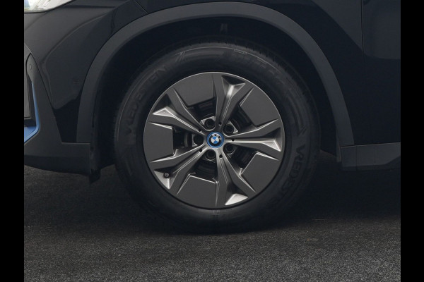 BMW iX1 xDrive30 67 kWh 313pk Dealer O.H. | Adaptief M Onderstel | Camera | Cruise Control | Stoelverwarming | Widescreen Navi | Park Assist | Apple Carplay | Navigatie | DAB | Standkachel |
