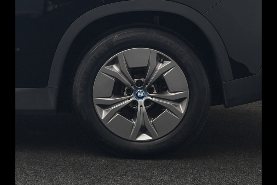 BMW iX1 xDrive30 67 kWh 313pk Dealer O.H. | Adaptief M Onderstel | Camera | Cruise Control | Stoelverwarming | Widescreen Navi | Park Assist | Apple Carplay | Navigatie | DAB | Standkachel |