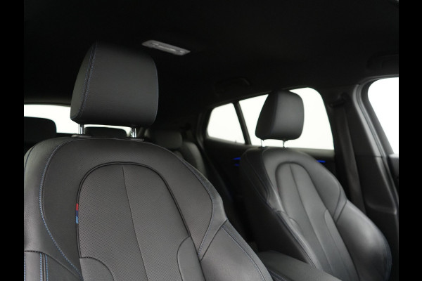 BMW X2 sDrive18i M Sport 140pk Dealer O.H. | Camera | Lederen Sportstoelen Verwarmd | Led Koplampen | Sfeerverlichting | Standkachel | Navigatie | DAB | 19''L.M. |