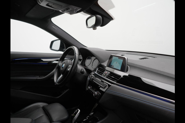 BMW X2 sDrive18i M Sport 140pk Dealer O.H. | Camera | Lederen Sportstoelen Verwarmd | Led Koplampen | Sfeerverlichting | Standkachel | Navigatie | DAB | 19''L.M. |