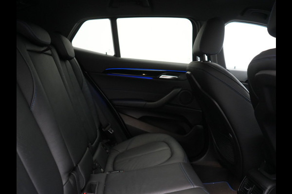 BMW X2 sDrive18i M Sport 140pk Dealer O.H. | Camera | Lederen Sportstoelen Verwarmd | Led Koplampen | Sfeerverlichting | Standkachel | Navigatie | DAB | 19''L.M. |