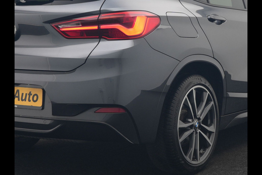 BMW X2 sDrive18i M Sport 140pk Dealer O.H. | Camera | Lederen Sportstoelen Verwarmd | Led Koplampen | Sfeerverlichting | Standkachel | Navigatie | DAB | 19''L.M. |