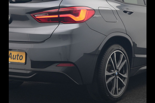 BMW X2 sDrive18i M Sport 140pk Dealer O.H. | Camera | Lederen Sportstoelen Verwarmd | Led Koplampen | Sfeerverlichting | Standkachel | Navigatie | DAB | 19''L.M. |
