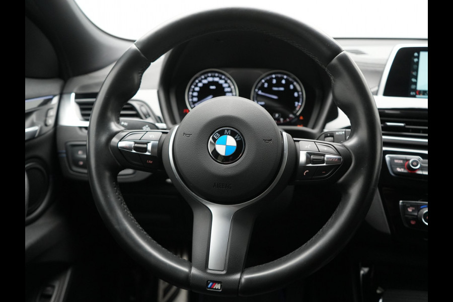 BMW X2 sDrive18i M Sport 140pk Dealer O.H. | Camera | Lederen Sportstoelen Verwarmd | Led Koplampen | Sfeerverlichting | Standkachel | Navigatie | DAB | 19''L.M. |