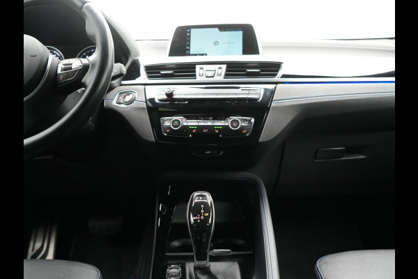 BMW X2 sDrive18i M Sport 140pk Dealer O.H. | Camera | Lederen Sportstoelen Verwarmd | Led Koplampen | Sfeerverlichting | Standkachel | Navigatie | DAB | 19''L.M. |
