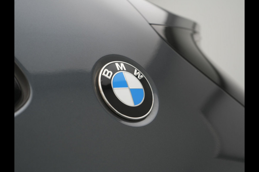 BMW X2 sDrive18i M Sport 140pk Dealer O.H. | Camera | Lederen Sportstoelen Verwarmd | Led Koplampen | Sfeerverlichting | Standkachel | Navigatie | DAB | 19''L.M. |
