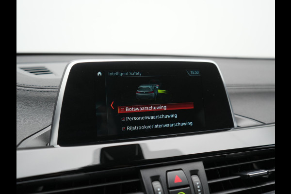 BMW X2 sDrive18i M Sport 140pk Dealer O.H. | Camera | Lederen Sportstoelen Verwarmd | Led Koplampen | Sfeerverlichting | Standkachel | Navigatie | DAB | 19''L.M. |