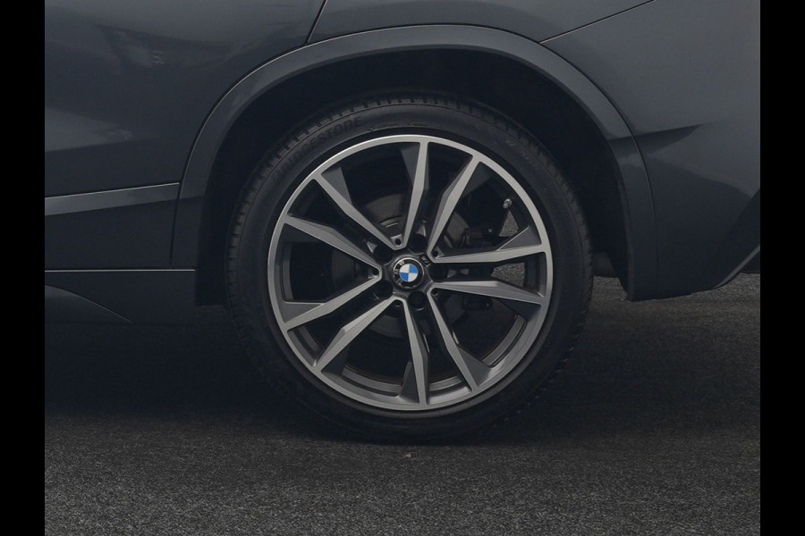 BMW X2 sDrive18i M Sport 140pk Dealer O.H. | Camera | Lederen Sportstoelen Verwarmd | Led Koplampen | Sfeerverlichting | Standkachel | Navigatie | DAB | 19''L.M. |