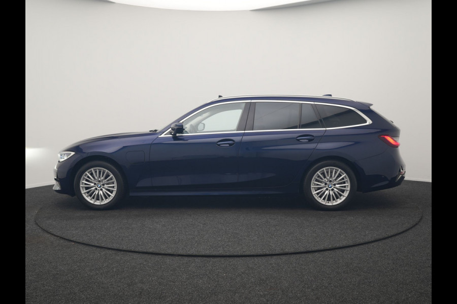 BMW 3 Serie Touring 330e Luxury Line PHEV 293pk Dealer O.H. | Trekhaak Af Fabriek | Panodak | Head Up | Adaptive Cruise | Laser LED | Camera | Lederen Comfortstoelen Verwarmd | Sfeerverlichting | Keyless | Blis | Apple Carplay | Navigatie | DAB | Plug In Hybrid |