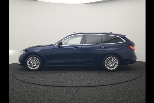 BMW 3 Serie Touring 330e Luxury Line PHEV 293pk Dealer O.H. | Trekhaak Af Fabriek | Panodak | Head Up | Adaptive Cruise | Laser LED | Camera | Lederen Comfortstoelen Verwarmd | Sfeerverlichting | Keyless | Blis | Apple Carplay | Navigatie | DAB | Plug In Hybrid |