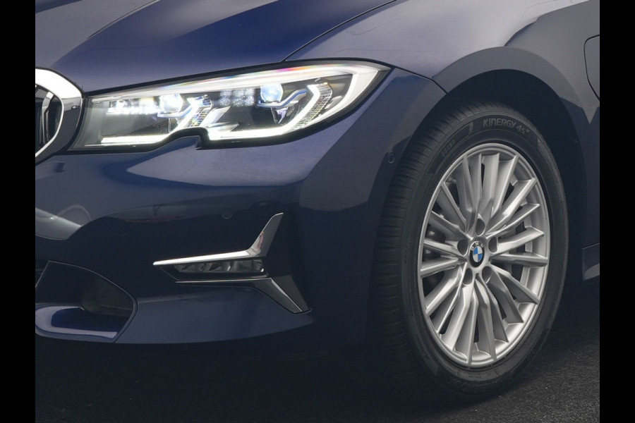 BMW 3 Serie Touring 330e Luxury Line PHEV 293pk Dealer O.H. | Trekhaak Af Fabriek | Panodak | Head Up | Adaptive Cruise | Laser LED | Camera | Lederen Comfortstoelen Verwarmd | Sfeerverlichting | Keyless | Blis | Apple Carplay | Navigatie | DAB | Plug In Hybrid |