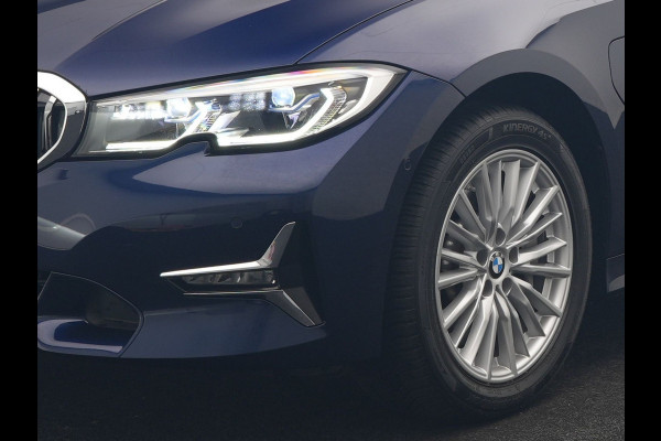 BMW 3 Serie Touring 330e Luxury Line PHEV 293pk Dealer O.H. | Trekhaak Af Fabriek | Panodak | Head Up | Adaptive Cruise | Laser LED | Camera | Lederen Comfortstoelen Verwarmd | Sfeerverlichting | Keyless | Blis | Apple Carplay | Navigatie | DAB | Plug In Hybrid |