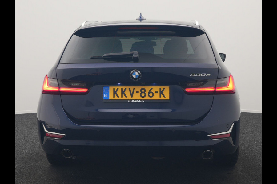 BMW 3 Serie Touring 330e Luxury Line PHEV 293pk Dealer O.H. | Trekhaak Af Fabriek | Panodak | Head Up | Adaptive Cruise | Laser LED | Camera | Lederen Comfortstoelen Verwarmd | Sfeerverlichting | Keyless | Blis | Apple Carplay | Navigatie | DAB | Plug In Hybrid |