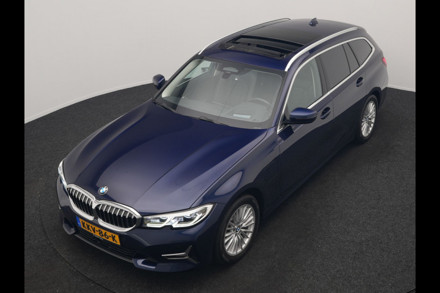BMW 3 Serie Touring 330e Luxury Line PHEV 293pk Dealer O.H. | Trekhaak Af Fabriek | Panodak | Head Up | Adaptive Cruise | Laser LED | Camera | Lederen Comfortstoelen Verwarmd | Sfeerverlichting | Keyless | Blis | Apple Carplay | Navigatie | DAB | Plug In Hybrid |