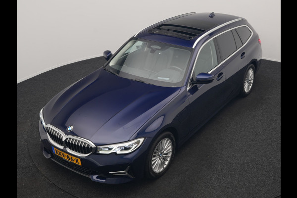 BMW 3 Serie Touring 330e Luxury Line PHEV 293pk Dealer O.H. | Trekhaak Af Fabriek | Panodak | Head Up | Adaptive Cruise | Laser LED | Camera | Lederen Comfortstoelen Verwarmd | Sfeerverlichting | Keyless | Blis | Apple Carplay | Navigatie | DAB | Plug In Hybrid |