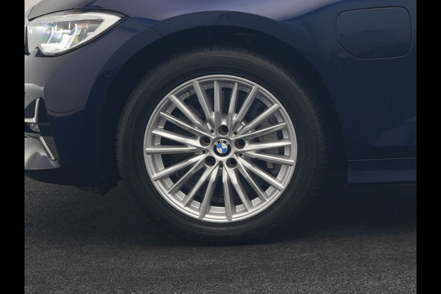 BMW 3 Serie Touring 330e Luxury Line PHEV 293pk Dealer O.H. | Trekhaak Af Fabriek | Panodak | Head Up | Adaptive Cruise | Laser LED | Camera | Lederen Comfortstoelen Verwarmd | Sfeerverlichting | Keyless | Blis | Apple Carplay | Navigatie | DAB | Plug In Hybrid |