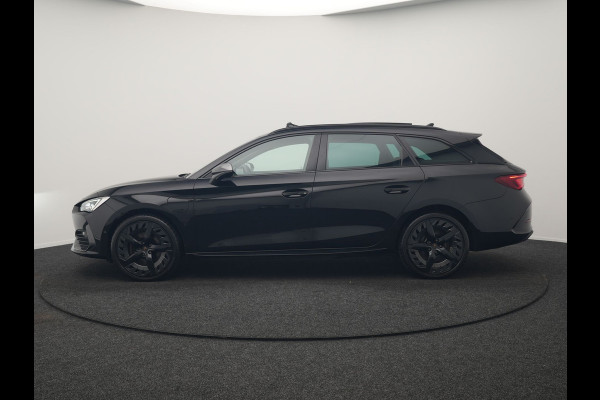 CUPRA Leon Sportstourer 1.4 e-Hybrid VZ Black Edition PHEV 245pk Dealer O.H. | Panodak | Adaptive Cruise | Camera | Lederen Sportstoelen Memory & Verwarmd | Sfeerverlichting | Stuur Verwarmd | Apple Carplay | Keyless | Blis | Navigatie | DAB | Plug In Hybrid |