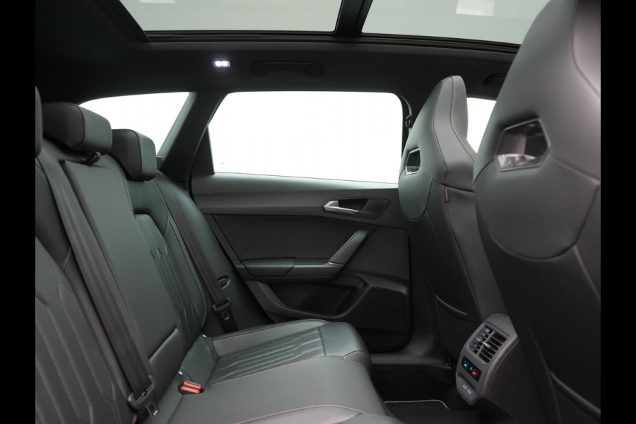 CUPRA Leon Sportstourer 1.4 e-Hybrid VZ Black Edition PHEV 245pk Dealer O.H. | Panodak | Adaptive Cruise | Camera | Lederen Sportstoelen Memory & Verwarmd | Sfeerverlichting | Stuur Verwarmd | Apple Carplay | Keyless | Blis | Navigatie | DAB | Plug In Hybrid |