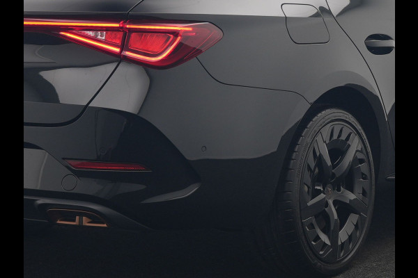 CUPRA Leon Sportstourer 1.4 e-Hybrid VZ Black Edition PHEV 245pk Dealer O.H. | Panodak | Adaptive Cruise | Camera | Lederen Sportstoelen Memory & Verwarmd | Sfeerverlichting | Stuur Verwarmd | Apple Carplay | Keyless | Blis | Navigatie | DAB | Plug In Hybrid |