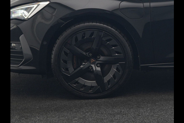 CUPRA Leon Sportstourer 1.4 e-Hybrid VZ Black Edition PHEV 245pk Dealer O.H. | Panodak | Adaptive Cruise | Camera | Lederen Sportstoelen Memory & Verwarmd | Sfeerverlichting | Stuur Verwarmd | Apple Carplay | Keyless | Blis | Navigatie | DAB | Plug In Hybrid |
