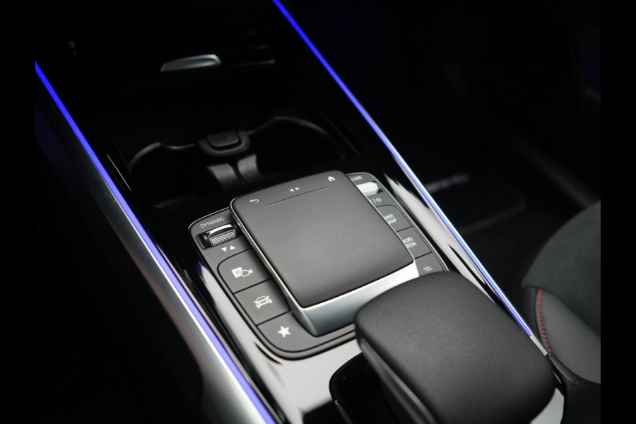 Mercedes-Benz EQB 300 4MATIC AMG Line 69,7 kWh 228pk Dealer O.H. | Camera | MBUX Widescreen Navi | Alcantara Sportstoelen Verwarmd | Sfeerverlichting | Night Pakket | Cruise Control | Virtual | DAB |