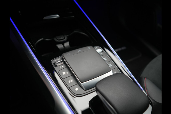 Mercedes-Benz EQB 300 4MATIC AMG Line 69,7 kWh 228pk Dealer O.H. | Camera | MBUX Widescreen Navi | Alcantara Sportstoelen Verwarmd | Sfeerverlichting | Night Pakket | Cruise Control | Virtual | DAB |
