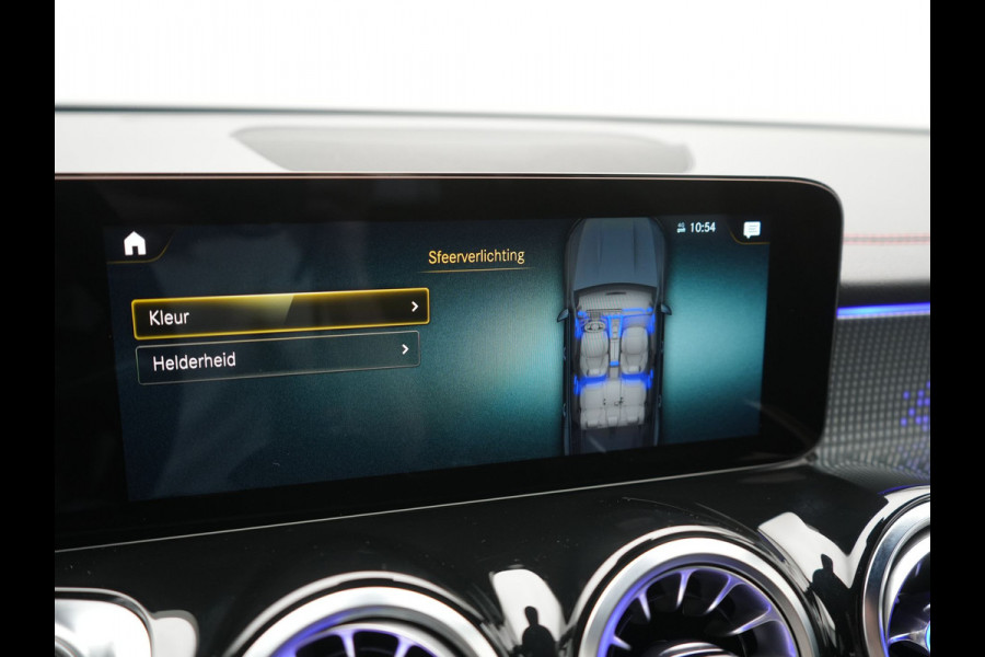 Mercedes-Benz EQB 300 4MATIC AMG Line 69,7 kWh 228pk Dealer O.H. | Camera | MBUX Widescreen Navi | Alcantara Sportstoelen Verwarmd | Sfeerverlichting | Night Pakket | Cruise Control | Virtual | DAB |