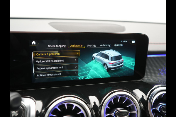 Mercedes-Benz EQB 300 4MATIC AMG Line 69,7 kWh 228pk Dealer O.H. | Camera | MBUX Widescreen Navi | Alcantara Sportstoelen Verwarmd | Sfeerverlichting | Night Pakket | Cruise Control | Virtual | DAB |
