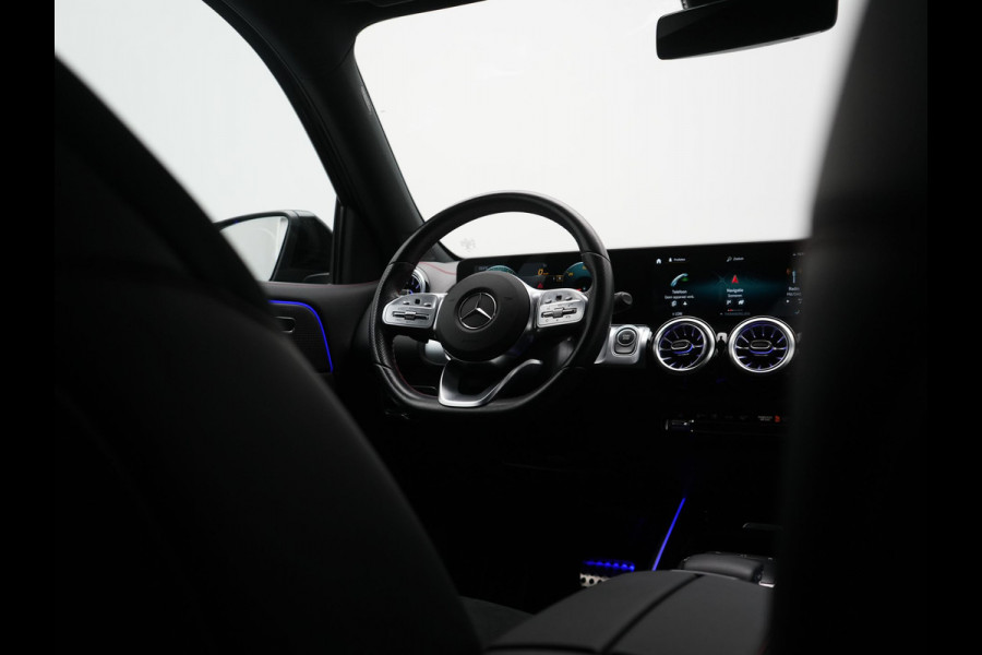 Mercedes-Benz EQB 300 4MATIC AMG Line 69,7 kWh 228pk Dealer O.H. | Camera | MBUX Widescreen Navi | Alcantara Sportstoelen Verwarmd | Sfeerverlichting | Night Pakket | Cruise Control | Virtual | DAB |