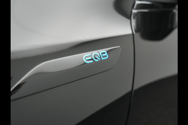 Mercedes-Benz EQB 300 4MATIC AMG Line 69,7 kWh 228pk Dealer O.H. | Camera | MBUX Widescreen Navi | Alcantara Sportstoelen Verwarmd | Sfeerverlichting | Night Pakket | Cruise Control | Virtual | DAB |