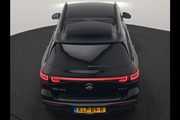 Mercedes-Benz EQB 300 4MATIC AMG Line 69,7 kWh 228pk Dealer O.H. | Camera | MBUX Widescreen Navi | Alcantara Sportstoelen Verwarmd | Sfeerverlichting | Night Pakket | Cruise Control | Virtual | DAB |