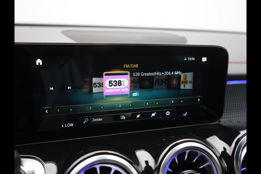 Mercedes-Benz EQB 300 4MATIC AMG Line 69,7 kWh 228pk Dealer O.H. | Camera | MBUX Widescreen Navi | Alcantara Sportstoelen Verwarmd | Sfeerverlichting | Night Pakket | Cruise Control | Virtual | DAB |