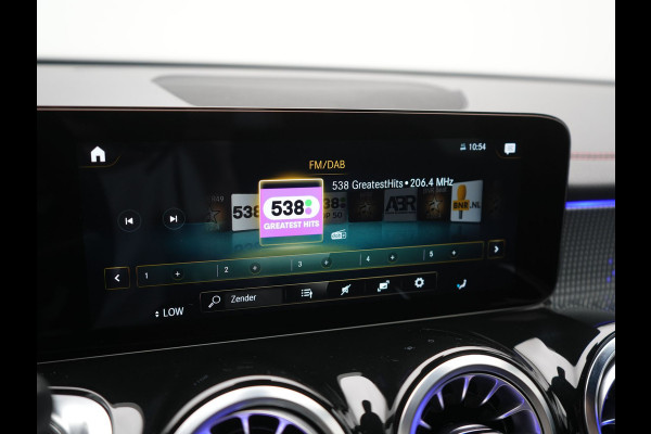 Mercedes-Benz EQB 300 4MATIC AMG Line 69,7 kWh 228pk Dealer O.H. | Camera | MBUX Widescreen Navi | Alcantara Sportstoelen Verwarmd | Sfeerverlichting | Night Pakket | Cruise Control | Virtual | DAB |