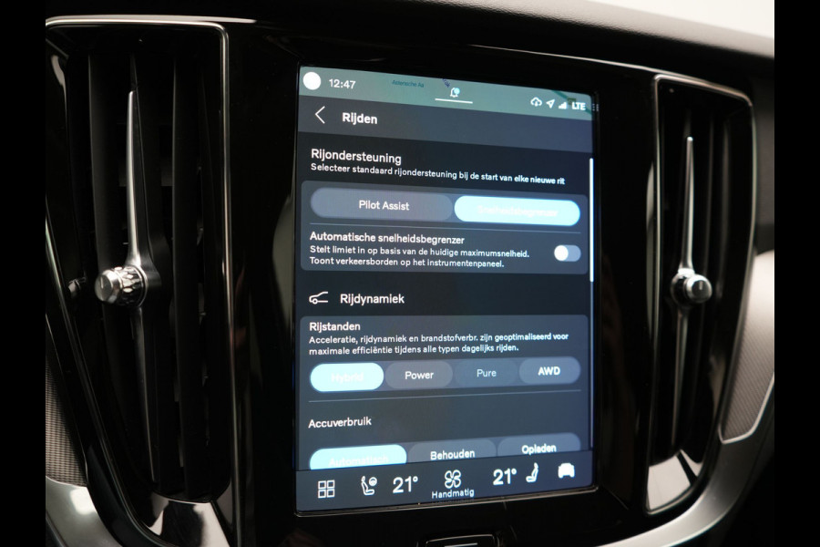 Volvo V60 T6 AWD Plus Dark LONG RANGE PHEV 350pk Dealer O.H. | Adaptive Cruise | Camera | Harman / Kardon | Lederen Sportstoelen Memory & Verwarmd | Keyless | Blis | Stuur Verwarmd | Google Assistent | Apple Carplay | Plug In Hybrid |
