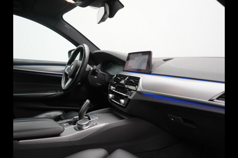 BMW 5 Serie Touring 520i M Sport 184pk Dealer O.H. | Panodak | Head Up | 360 Camera | Lederen Comfortzetels Memory & Verwarmd | Sfeerverlichting | Blis | Apple Carplay | Stuur Verwarmd | Adaptive LED | Navigatie | DAB | 19"L.M |