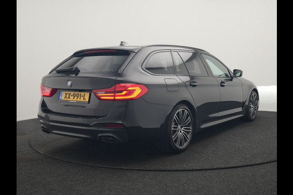 BMW 5 Serie Touring 520i M Sport 184pk Dealer O.H. | Panodak | Head Up | 360 Camera | Lederen Comfortzetels Memory & Verwarmd | Sfeerverlichting | Blis | Apple Carplay | Stuur Verwarmd | Adaptive LED | Navigatie | DAB | 19"L.M |