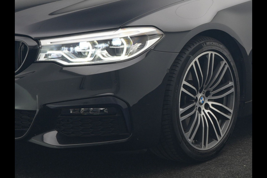 BMW 5 Serie Touring 520i M Sport 184pk Dealer O.H. | Panodak | Head Up | 360 Camera | Lederen Comfortzetels Memory & Verwarmd | Sfeerverlichting | Blis | Apple Carplay | Stuur Verwarmd | Adaptive LED | Navigatie | DAB | 19"L.M |