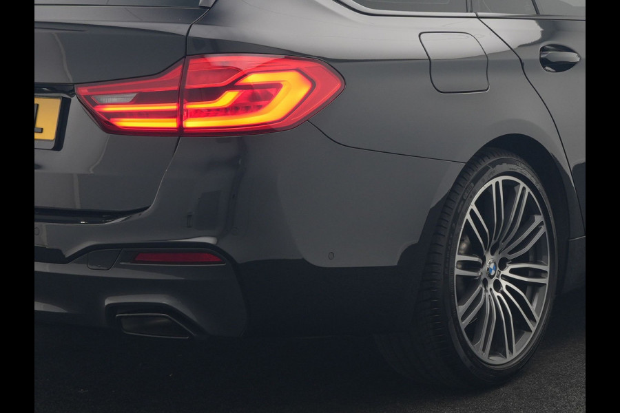 BMW 5 Serie Touring 520i M Sport 184pk Dealer O.H. | Panodak | Head Up | 360 Camera | Lederen Comfortzetels Memory & Verwarmd | Sfeerverlichting | Blis | Apple Carplay | Stuur Verwarmd | Adaptive LED | Navigatie | DAB | 19"L.M |