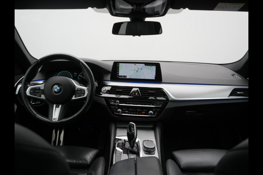 BMW 5 Serie Touring 520i M Sport 184pk Dealer O.H. | Panodak | Head Up | 360 Camera | Lederen Comfortzetels Memory & Verwarmd | Sfeerverlichting | Blis | Apple Carplay | Stuur Verwarmd | Adaptive LED | Navigatie | DAB | 19"L.M |