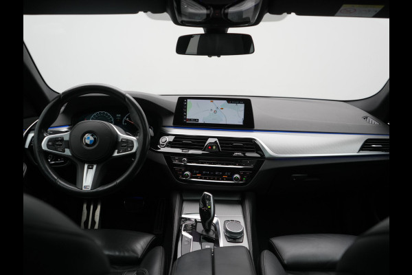 BMW 5 Serie Touring 520i M Sport 184pk Dealer O.H. | Panodak | Head Up | 360 Camera | Lederen Comfortzetels Memory & Verwarmd | Sfeerverlichting | Blis | Apple Carplay | Stuur Verwarmd | Adaptive LED | Navigatie | DAB | 19"L.M |